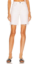 GRLFRND Quinn High Rise 90's Short in White - GRLFRND Quinn - Short taille haute des années 90 en blanc - GRLFRND Quinn 90 年代白色高腰短裤 - GRLFRND Quinn High Rise 90er-Shorts in Weiß - GRLFRND Quinn 하이라이즈 90's 쇼츠 화이트 색상 - GRLFRND Pantaloncini Quinn a vita alta anni '90 in bianco
