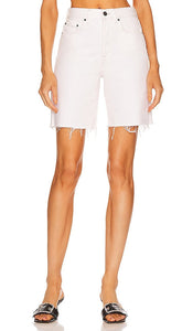 GRLFRND Quinn High Rise 90's Short in White - GRLFRND Quinn - Short taille haute des années 90 en blanc - GRLFRND Quinn 90 年代白色高腰短裤 - GRLFRND Quinn High Rise 90er-Shorts in Weiß - GRLFRND Quinn 하이라이즈 90's 쇼츠 화이트 색상 - GRLFRND Pantaloncini Quinn a vita alta anni '90 in bianco