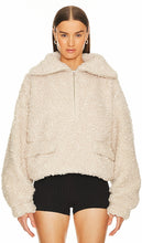 GRLFRND The Winter Sherpa Popover in Beige - GRLFRND Le popover Sherpa d'hiver en beige - GRLFRND 米色冬季夏尔巴人薄纱 - GRLFRND Der Winter-Sherpa-Popover in Beige - GRLFRND 윈터 셰르파 팝오버 베이지 색상 - GRLFRND Il popover Sherpa invernale in beige