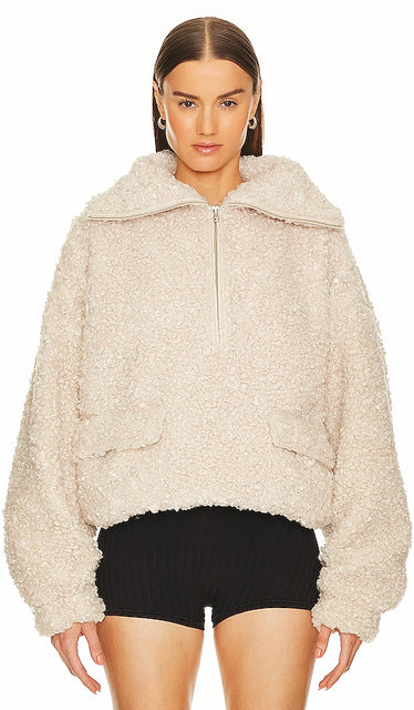 GRLFRND The Winter Sherpa Popover in Beige - GRLFRND Le popover Sherpa d'hiver en beige - GRLFRND 米色冬季夏尔巴人薄纱 - GRLFRND Der Winter-Sherpa-Popover in Beige - GRLFRND 윈터 셰르파 팝오버 베이지 색상 - GRLFRND Il popover Sherpa invernale in beige