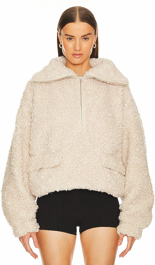 GRLFRND The Winter Sherpa Popover in Beige - GRLFRND Le popover Sherpa d'hiver en beige - GRLFRND 米色冬季夏尔巴人薄纱 - GRLFRND Der Winter-Sherpa-Popover in Beige - GRLFRND 윈터 셰르파 팝오버 베이지 색상 - GRLFRND Il popover Sherpa invernale in beige