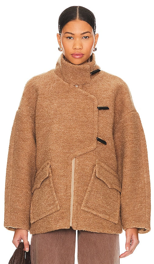 Ganni Drop Shoulder Boucle Jacket in Tan - Ganni - Veste bouclée à épaules tombantes en beige - Ganni 黄褐色落肩毛圈圈夹克 - Ganni Bouclé-Jacke mit tief angesetzter Schulterpartie in Hellbraun - Ganni 드롭 숄더 부클 재킷 - Giacca Boucle con spalle scese Ganni color marrone chiaro