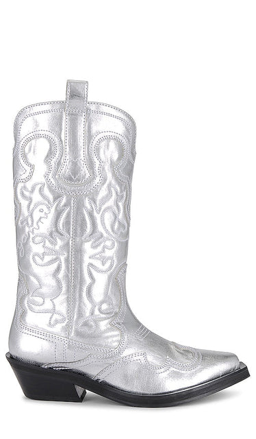 Ganni Embroidered Western Boot in Metallic Silver - Botte western brodée Ganni en argent métallisé - Ganni 金属银色刺绣西部靴 - Ganni bestickter Westernstiefel in Metallic-Silber - 메탈릭 실버 소재의 Ganni 자수 웨스턴 부츠 - Stivale Western ricamato Ganni in argento metallizzato
