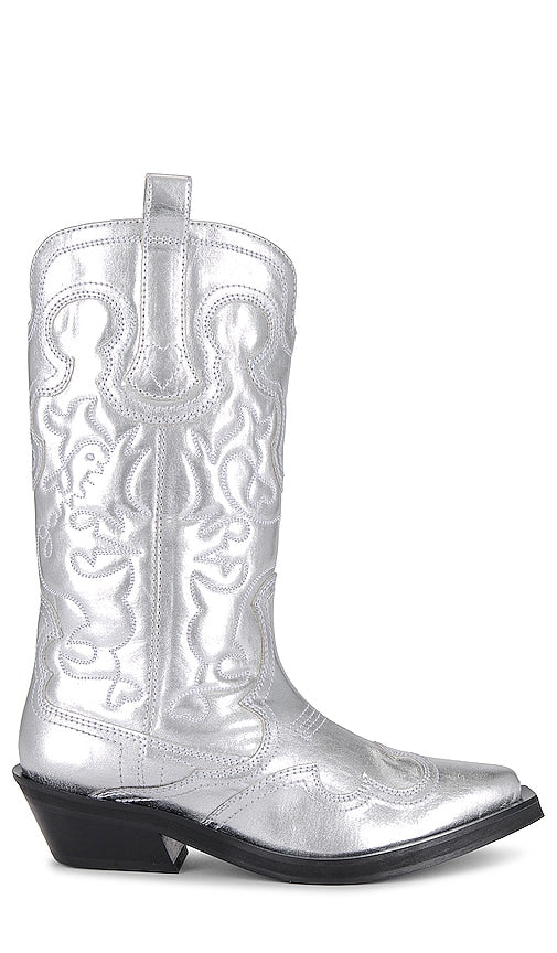 Ganni Embroidered Western Boot in Metallic Silver - Botte western brodée Ganni en argent métallisé - Ganni 金属银色刺绣西部靴 - Ganni bestickter Westernstiefel in Metallic-Silber - 메탈릭 실버 소재의 Ganni 자수 웨스턴 부츠 - Stivale Western ricamato Ganni in argento metallizzato