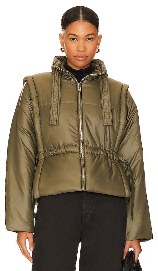 Ganni Shiny Quilt Vest Jacket in Olive - Veste gilet matelassée brillante Ganni en olive - Ganni 橄榄色闪亮绗缝背心夹克 - Ganni Shiny Quilt Vest Jacke in Oliv - Ganni 샤이니 퀼트 베스트 재킷 - Giacca gilet trapuntata lucida Ganni in verde oliva