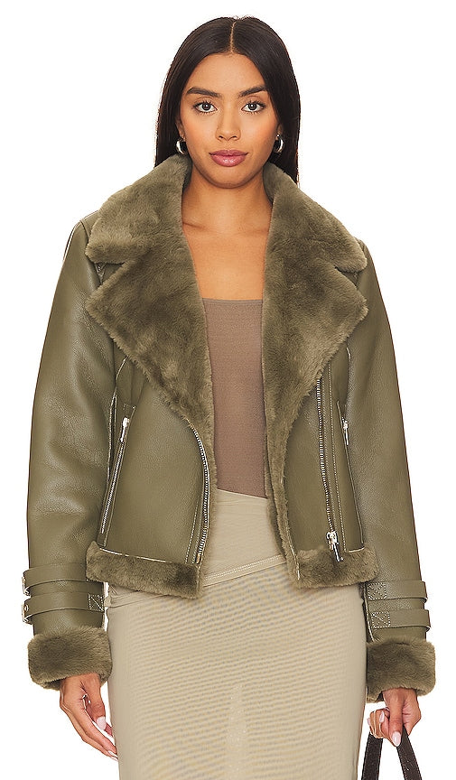 Generation Love Dion Faux Fur Moto Jacket in Olive - Generation Love - Dion - Veste de moto en fausse fourrure - Olive - Generation Love Dion 橄榄色人造毛皮机车夹克 - Generation Love Dion Kunstpelz-Motorradjacke in Oliv - Generation Love Dion 인조 퍼 모토 재킷 - Giacca da moto Generation Love Dion in pelliccia sintetica in verde oliva