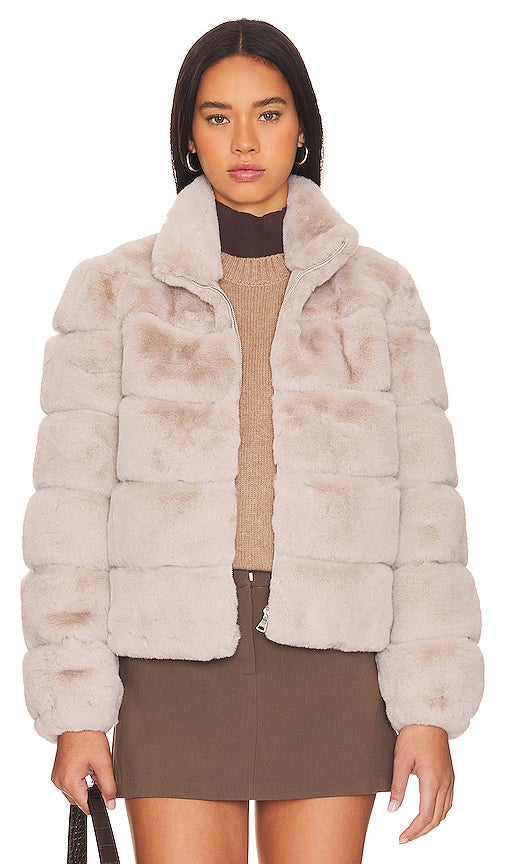 Generation Love Jodi Faux Fur Jacket in Neutral - Generation Love - Jodi - Veste en fausse fourrure - Neutre - Generation Love Jodi 中性色人造毛皮夹克 - Generation Love Jodi Kunstpelzjacke in Neutral - Generation Love Jodi 인조 퍼 재킷 - Giacca in pelliccia sintetica Generation Love Jodi in colore neutro