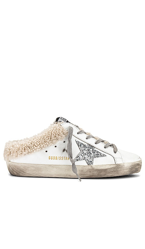 Golden Goose Superstar Sabot Shearling Sneaker in White - Golden Goose - Baskets Superstar Sabot en peau de mouton - Blanc - Golden Goose Superstar Sabot 白色剪羊毛运动鞋 - Golden Goose Superstar Sabot Shearling-Sneaker in Weiß - Golden Goose 슈퍼스타 Sabot 시어링 스니커즈화이트 색상 - Sneaker Golden Goose Superstar Sabot Shearling in bianco