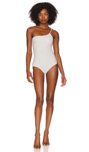 Good American '90s Hot Shoulder One Piece in Metallic Silver - Good American - Une pièce à épaule chaude des années 90 en argent métallisé - Good American 90 年代金属银色热肩一件式单品 - Guter amerikanischer Hot-Shoulder-Einteiler aus den 90ern in Metallic-Silber - 좋은 American 90년대 핫 숄더 원피스 메탈릭 실버 소재 - Buon costume intero americano anni '90 con spalle scoperte in argento metallizzato