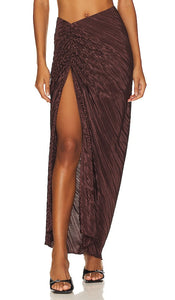 Good American Always Fits Plisse Maxi Skirt in Brown - Good American - Jupe longue plissée Always Fits en marron - Good American Always Fits 棕色 Plisse 长裙 - Good American Always Fits Plissee-Maxirock in Braun - Good American Always Fits 플리스 맥시 스커트 브라운 색상 - Good American si adatta sempre alla maxi gonna Plisse in marrone