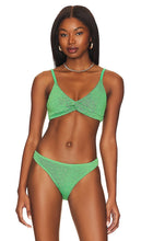 Good American Always Fits Sculpt Twist Bra in Green - Good American - Always Fits - Soutien-gorge torsadé Sculpt - Vert - Good American Always Fit Sculpt Twist 绿色文胸 - Good American Always Fits Sculpt Twist BH in Grün - Good American Always Fit 스컬프트 트위스트 브라 그린 컬러 - Good American si adatta sempre al reggiseno Sculpt Twist in verde