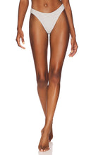 Good American Better Bikini Bottom in Metallic Silver - Bas de bikini Good American Better en argent métallisé - Good American Better 金属银比基尼泳裤 - Good American Better Bikini-Unterteil in Metallic-Silber - Good American Better 비키니 하의 메탈릭 실버 소재 - Buono slip bikini americano migliore in argento metallizzato