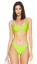 Good American Deep Scoop Swim Top in Green - Good American - Haut de maillot de bain à décolleté plongeant en vert - Good American 绿色深勺泳衣 - Good American Deep Scoop Badeoberteil in Grün - Good American Deep Scoop 스윔 탑 - Buon top da bagno americano Deep Scoop in verde