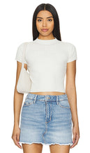 Good American Mock Tee in White - Good American Mock Tee en blanc - Good American 白色仿 T 恤 - Gutes amerikanisches Mock-T-Shirt in Weiß - 굿 아메리칸 모크 티셔츠 화이트 색상 - Buona maglietta americana finta in bianco