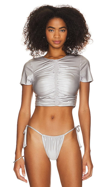 Good American Ruched Cropped Tee in Metallic Silver - Good American - T-shirt court froncé en argent métallisé - Good American 金属银色褶饰短款 T 恤 - Good American Ruched Crop T-Shirt in Metallic-Silber - Good American 루치드 크롭 티셔츠 - Buona maglietta corta americana increspata in argento metallizzato