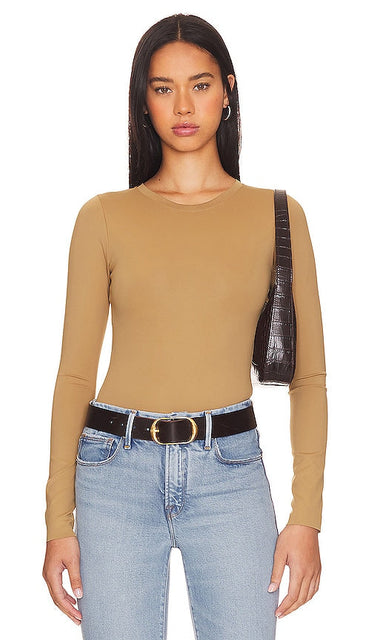 Good American Scuba Crewneck Bodysuit in Beige - Good American Scuba Body ras du cou en beige - Good American 米色潜水圆领连体衣 - Good American Scuba Rundhals-Body in Beige - Good American Scuba 크루넥 바디수트(베이지색) - Buon body americano girocollo in scuba in beige