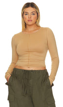Good American Sculpted Seamless Tee in Beige
