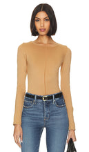 Good American Sculpted Seamless Tee in Beige - Good American - T-shirt sculpté sans couture en beige - Good American 米色雕刻无缝 T 恤 - Good American Sculpted Seamless T-Shirt in Beige - Good American Sculpted 심리스 티셔츠 베이지 색상 - Buona maglietta americana scolpita senza cuciture in beige