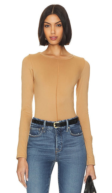 Good American Sculpted Seamless Tee in Beige - Good American - T-shirt sculpté sans couture en beige - Good American 米色雕刻无缝 T 恤 - Good American Sculpted Seamless T-Shirt in Beige - Good American Sculpted 심리스 티셔츠 베이지 색상 - Buona maglietta americana scolpita senza cuciture in beige