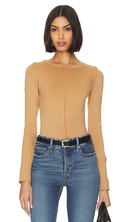 Good American Sculpted Seamless Tee in Beige - Good American - T-shirt sculpté sans couture en beige - Good American 米色雕刻无缝 T 恤 - Good American Sculpted Seamless T-Shirt in Beige - Good American Sculpted 심리스 티셔츠 베이지 색상 - Buona maglietta americana scolpita senza cuciture in beige