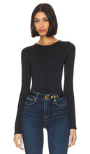 Good American Sculpted Seamless Tee in Black - Good American - T-shirt sculpté sans couture en noir - Good American 黑色雕刻无缝 T 恤 - Good American Sculpted Seamless T-Shirt in Schwarz - Good American Sculpted 심리스 티셔츠 블랙 색상 - Buona maglietta americana scolpita senza cuciture in nero