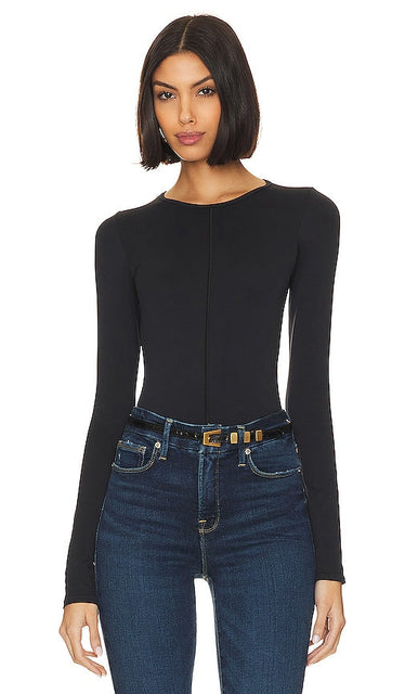 Good American Sculpted Seamless Tee in Black - Good American - T-shirt sculpté sans couture en noir - Good American 黑色雕刻无缝 T 恤 - Good American Sculpted Seamless T-Shirt in Schwarz - Good American Sculpted 심리스 티셔츠 블랙 색상 - Buona maglietta americana scolpita senza cuciture in nero