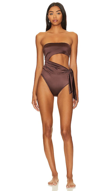 Good American Side Tie Cut Out in Brown - Bonne cravate latérale américaine découpée en marron - 优质美式棕色侧领带 - Guter amerikanischer seitlicher Krawattenausschnitt in Braun - 굿 아메리칸 사이드 타이 컷아웃 브라운 색상 - Buona cravatta laterale americana ritagliata in marrone