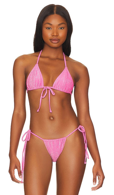Good American Sparkle Tie Front Triangle Top in Pink - Good American - Haut triangle noué sur le devant scintillant - Rose - Good American 粉色领带前三角上衣 - Good American Sparkle Triangel-Top zum Binden vorne in Rosa - Good American 스파클 타이 프론트 트라이앵글 탑 핑크 색상 - Buon top a triangolo sul davanti con cravatta americana scintillante in rosa