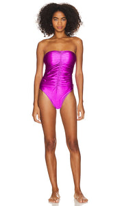 Good American Strapless Ruched Onepiece in Purple - Good American - Une-pièce froncée sans bretelles en violet - Good American 紫色无肩带褶皱连体衣 - Guter amerikanischer trägerloser Rüschen-Einteiler in Lila - Good American 스트랩리스 셔링 원피스 퍼플 색상 - Buon costume intero americano senza spalline increspato in viola