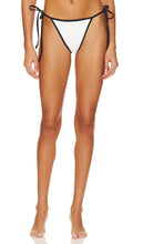 Good American Varsity Triangle Bikini Bottom in White - Bas de bikini triangle universitaire Good American en blanc - Good American Varsity 白色三角比基尼泳裤 - Good American Varsity Triangel-Bikinihose in Weiß - Good American Varsity 트라이앵글 비키니 하의 화이트 색상 - Buono slip bikini a triangolo americano college in bianco