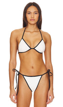 Good American Varsity Triangle Bikini Top in White - Haut de bikini triangle universitaire Good American en blanc - Good American Varsity 白色三角比基尼上衣 - Good American Varsity Triangel-Bikinioberteil in Weiß - Good American Varsity 트라이앵글 비키니 탑 화이트 색상 - Buon top bikini a triangolo americano college in bianco