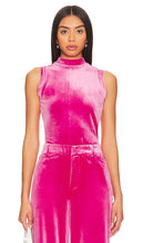 Good American Velvet Tank in Fuchsia - Bon débardeur American Velvet en Fuchsia - Good American 紫红色天鹅绒背心 - Gutes amerikanisches Samt-Tanktop in Fuchsia - Fuchsia 굿 아메리칸 벨벳 탱크탑 - Buona canotta in velluto americano in fucsia