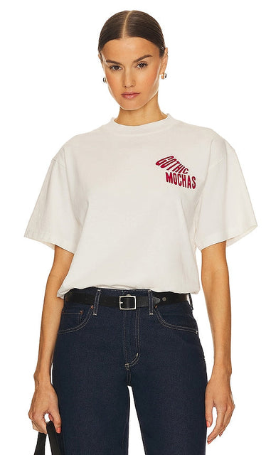 Gothicmochas Extendo Tee in White - T-shirt Extendo Gothicmochas en blanc - Gothicmochas Extendo 白色 T 恤 - Gothicmochas Extendo T-Shirt in Weiß - Gothicmochas 익스텐도 티셔츠 화이트 색상 - Maglietta Extendo di Gothicmochas in bianco