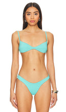 HAIGHT. Monica Top in Teal - HAUTE. Haut Monica en Sarcelle - 海特。 Monica 青色上衣 - HAIGHT. Monica Top in Blaugrün - 헤이트. Monica 탑 - HAIGHT. Monica Top in verde acqua