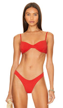 HAIGHT. X Tina Tunakey Lidi Top in Red - HAUTE. Haut Lidi X Tina Tunakey en rouge - 海特。 X Tina Tunakey Lidi 红色上衣 - HAIGHT. X Tina Tunakey Lidi Top in Rot - 헤이트. X Tina Tunakey Lidi 탑 - HAIGHT. Top X Tina Tunakey Lidi in rosso