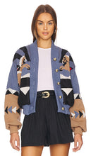 Hayley Menzies Sunrise Rodeo Bomber Jacket in Blue - Hayley Menzies - Sunrise Rodeo - Bomber bleu - Hayley Menzies Sunrise Rodeo 蓝色飞行员夹克 - Hayley Menzies Sunrise Rodeo Bomberjacke in Blau - Hayley Menzies 선라이즈 로데오 봄버 재킷 블루 색상 - Giubbotto bomber Hayley Menzies Sunrise Rodeo in blu