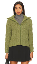 HEARTLOOM Rylen Sweater in Olive - Pull Rylen HEARTLOOM en olive - HEARTLOOM Rylen 橄榄色毛衣 - HEARTLOOM Rylen Pullover in Oliv - HARTLOOM Rylen 스웨터 올리브 색상 - Maglione Rylen HEARTLOOM in verde oliva