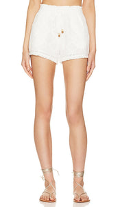 HEARTLOOM Alba Short in White - Short Alba HEARTLOOM en blanc - HEARTLOOM Alba 白色短裤 - HEARTLOOM Alba Short in Weiß - HARTLOOM 알바 쇼츠 화이트 색상 - Pantaloncini HEARTLOOM Alba in bianco