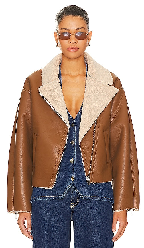 HEARTLOOM Amelia Faux Leather Jacket in Brown - HEARTLOOM Amelia - Veste en similicuir marron - HEARTLOOM Amelia 棕色人造皮夹克 - HEARTLOOM Amelia Kunstlederjacke in Braun - HARTLOOM Amelia 인조 가죽 재킷 브라운 색상 - Giacca in ecopelle HEARTLOOM Amelia in marrone
