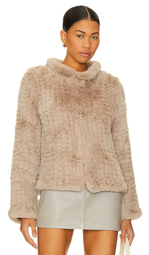 HEARTLOOM Aria Faux Fur Jacket in Taupe - HEARTLOOM Aria - Veste en fausse fourrure en taupe - HEARTLOOM Aria 灰褐色人造毛皮夹克 - HEARTLOOM Aria Kunstpelzjacke in Taupe - HARTLOOM Aria 인조 퍼 재킷 - Giacca HEARTLOOM Aria in pelliccia sintetica color talpa