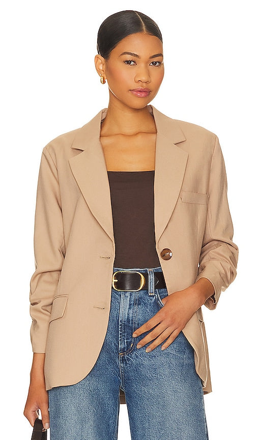 HEARTLOOM Farron Blazer in Tan - HEARTLOOM - Blazer Farron en beige - HEARTLOOM Farron 黄褐色西装外套 - HEARTLOOM Farron Blazer in Hellbraun - HARTLOOM Farron 블레이저 탠 색상 - Giacca HEARTLOOM Farron color marrone chiaro