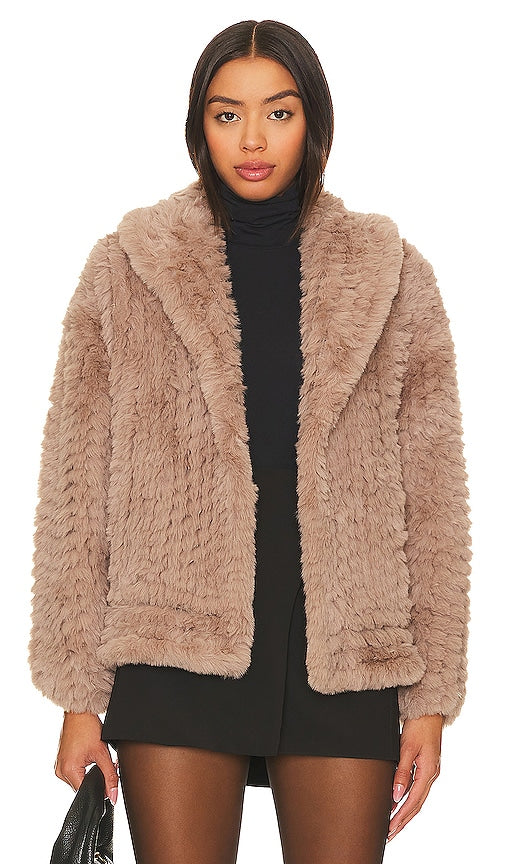 HEARTLOOM Sally Faux Fur Jacket in Taupe - HEARTLOOM Veste en fausse fourrure Sally en taupe - HEARTLOOM Sally 灰褐色人造毛皮夹克 - HEARTLOOM Sally Kunstpelzjacke in Taupe - HARTLOOM Sally 인조 퍼 재킷 - Giacca HEARTLOOM Sally in pelliccia sintetica color talpa