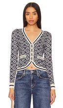HEARTLOOM Spruce Cardi in Navy - Cardi en épicéa HEARTLOOM en bleu marine - HEARTLOOM 海军蓝云杉羊毛开衫 - HEARTLOOM Spruce Cardi in Marineblau - HARTLOOM 스프루스 카디 네이비 색상 - Cardi in abete rosso HEARTLOOM in blu marino