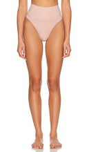 Hanky Panky Midrise Thong in Nude - Hanky ​​Panky - String taille moyenne en nu - Hanky Panky 裸色中腰丁字裤 - Hanky ​​Panky Mittelhoher Tanga in Nude - Hanky ​​Panky 미드라이즈 끈 팬티 - Perizoma Hanky ​​Panky a vita media color nudo