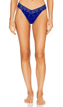 Hanky Panky Original Rise Thong in Blue - Hanky ​​Panky Original Rise String en bleu - Hanky Panky Original 蓝色直筒丁字裤 - Hanky ​​Panky Original Rise Tanga in Blau - Hanky ​​Panky 오리지널 라이즈 끈팬티 블루 색상 - Perizoma originale Hanky ​​Panky in blu