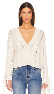 Hayley Menzies Cotton Cable Lace Up Cardigan in White - Hayley Menzies - Cardigan torsadé en coton à lacets - Blanc - Hayley Menzies 白色棉质绞花系带开衫 - Hayley Menzies Baumwoll-Cardigan mit Schnürung und Zopfmuster in Weiß - Hayley Menzies 코튼 케이블 레이스업 카디건 화이트 색상 - Cardigan con lacci a trecce in cotone Hayley Menzies in bianco