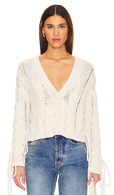 Hayley Menzies Cotton Cable Lace Up Cardigan in White - Hayley Menzies - Cardigan torsadé en coton à lacets - Blanc - Hayley Menzies 白色棉质绞花系带开衫 - Hayley Menzies Baumwoll-Cardigan mit Schnürung und Zopfmuster in Weiß - Hayley Menzies 코튼 케이블 레이스업 카디건 화이트 색상 - Cardigan con lacci a trecce in cotone Hayley Menzies in bianco