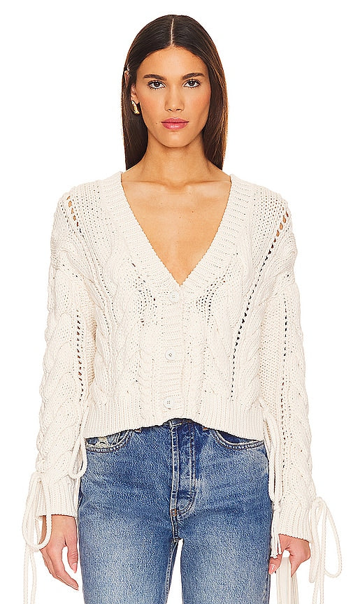 Hayley Menzies Cotton Cable Lace Up Cardigan in White - Hayley Menzies - Cardigan torsadé en coton à lacets - Blanc - Hayley Menzies 白色棉质绞花系带开衫 - Hayley Menzies Baumwoll-Cardigan mit Schnürung und Zopfmuster in Weiß - Hayley Menzies 코튼 케이블 레이스업 카디건 화이트 색상 - Cardigan con lacci a trecce in cotone Hayley Menzies in bianco
