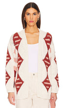 Hayley Menzies Intarsia Long Cardigan in Ivory - Hayley Menzies Cardigan long en intarsia ivoire - Hayley Menzies 象牙色嵌花长开衫 - Hayley Menzies Intarsia Long Cardigan in Elfenbein - Hayley Menzies 인타르시아 롱 가디건 색상 - Cardigan lungo con intarsio Hayley Menzies in avorio