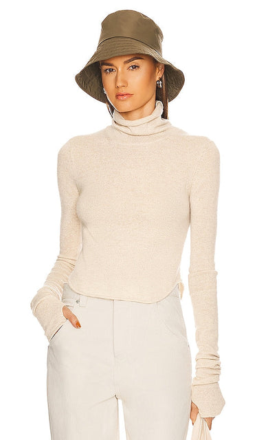 Helsa Alva Cashmere Turtleneck in Tan - Col roulé en cachemire Helsa Alva en beige - Helsa Alva 黄褐色羊绒高领毛衣 - Helsa Alva Rollkragenpullover aus Kaschmir in Hellbraun - Helsa Alva 캐시미어 터틀넥 탠 색상 - Dolcevita Helsa Alva in cashmere marrone chiaro